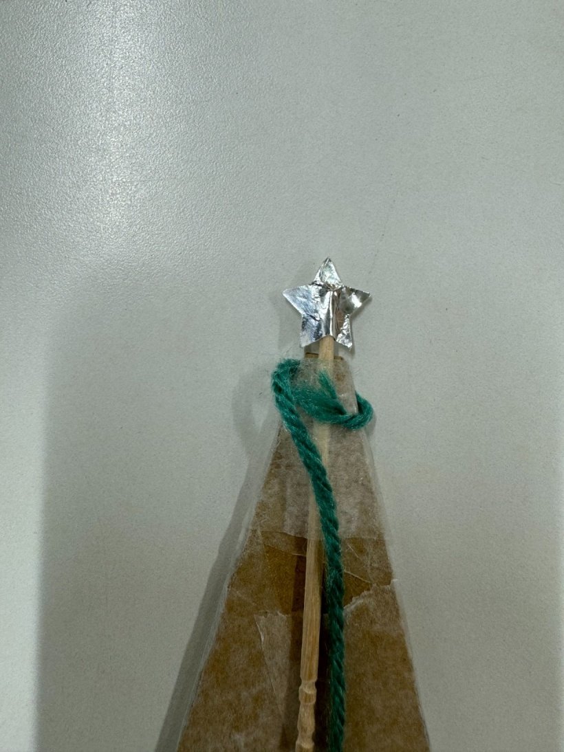 銀色の星と三角のダンボール